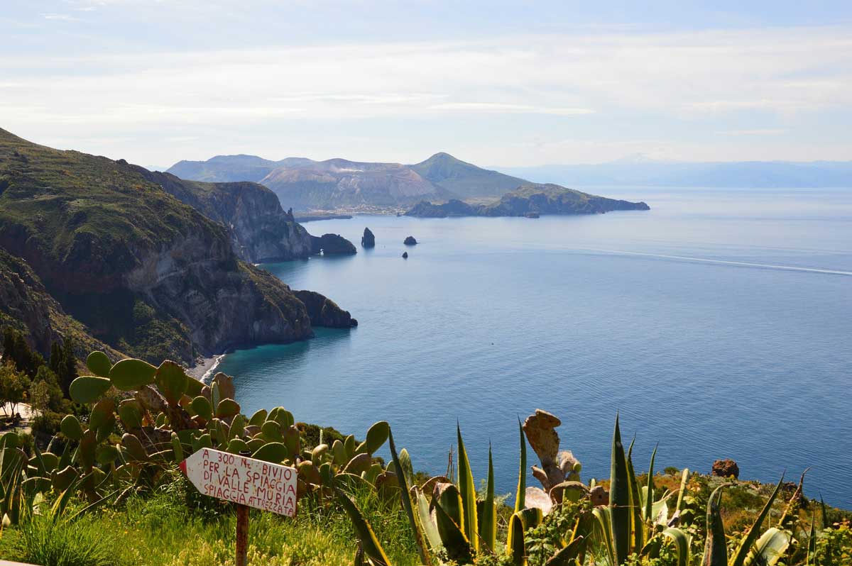 navigare in rada in vacanza in barca alle Eolie - La bottega del mare